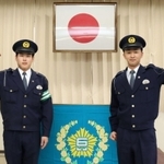 盗難バイクを取り戻す活躍をした大西巡査部長（右）と水野巡査＝神戸市中央区中山手通２、生田警察署