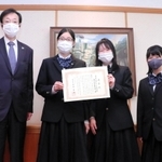 国内で未確認だった外来種のバッタを発見し、市長表彰を受けた（右から）伊達いずみさん、池田鈴姫さん、内田ひおりさん＝神戸市役所