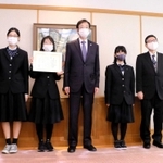 市長表彰を受けた（左から）釜谷尚史教諭、内田ひおりさん、池田鈴姫さん、伊達いずみさん（左から５人目）、岩本哲人教諭（同６人目）＝神戸市役所