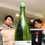 売上金が全て被災地支援に使われる特別純米原酒「３・１１未来へつなぐバトン」＝神戸市兵庫区上沢通３、酒の美味小家てらむら