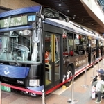 一般公開された連節バス「ポートループ」＝神戸市中央区三宮町１