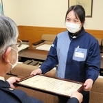 署長感謝状を受け取る石田富紀子さん＝東灘署