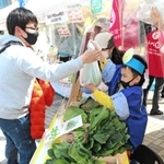 野菜の販売を体験する子ども（右）と、買い求める来場者＝神戸市長田区若松町６