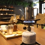 豆を自分でひき、キャンプ用のバーナーでいれるコーヒー＝神戸市灘区城内通４、「アウトドアスペース熾火（おきび）」