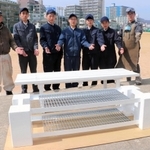 座面（奥）を取り外せばかまどとして使える「防災かまどベンチ」＝神戸市兵庫区和田宮通２、兵庫工業高校