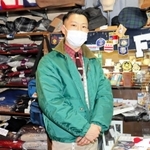 祖父から聞いたモトコーの歴史を語る、輸入洋服店「ミスターボンド」の店主岡幸雄さん＝神戸市中央区元町高架通