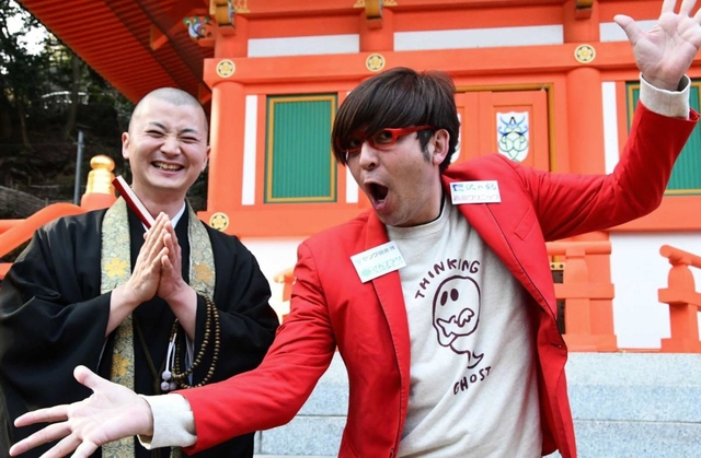 神戸市内全９区に住む企画に挑戦中のクマガイタツロウさん（右）と、須磨寺周辺を案内した小池陽人さん＝神戸市須磨区須磨寺町４、須磨寺