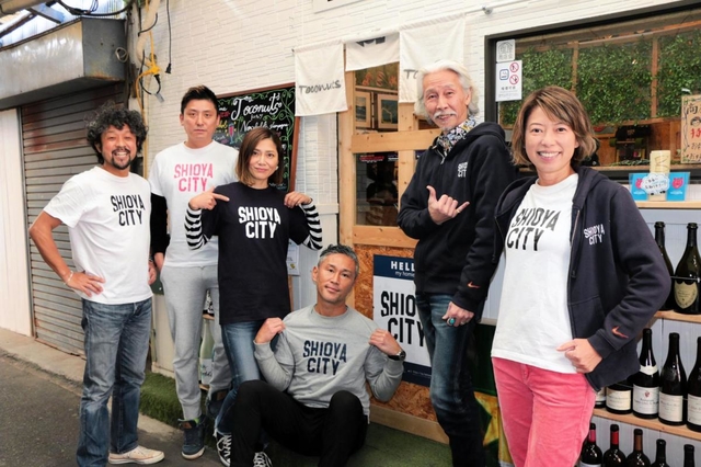 塩屋のロゴが入ったＴシャツを着る、大久保かれんさん（右端）と地元住民ら＝神戸市垂水区塩屋町３