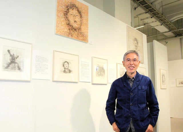 柔らかな筆致で仕上げた作品を披露した長沢秀之さん＝デザイン・クリエイティブセンター神戸