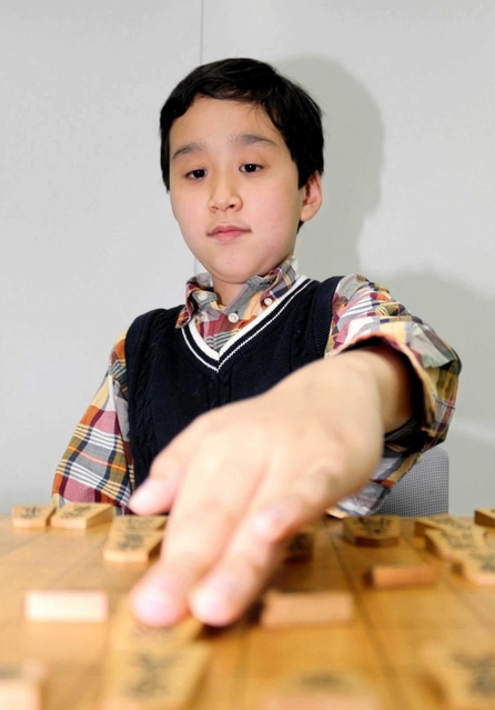 小学生名人戦決勝大会に向けて士気を高める高橋侑大君＝神戸新聞社