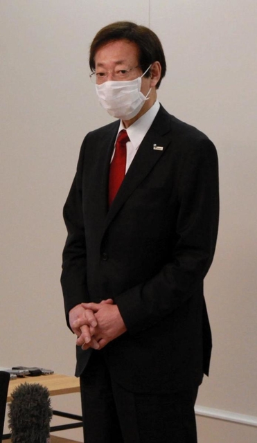 緊急事態宣言中の対応について説明する久元喜造神戸市長＝神戸市役所