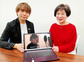 交通事故で息子を失った母の悲しみを描いた歌をつくり、ユーチューブで公開したＴＯＵＭＡさん（左）と作詞した春名祐富子さん＝神戸新聞社
