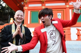 神戸市内全９区に住む企画に挑戦中のクマガイタツロウさん（右）と、須磨寺周辺を案内した小池陽人さん＝神戸市須磨区須磨寺町４、須磨寺