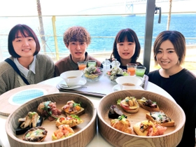 デザインが完成した朝食用プレート（手前）と製作した神戸芸術工科大の学生ら＝神戸市垂水区海岸通、ホテルセトレ神戸・舞子