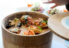 「宝箱」をイメージした、２段重ねのプレート＝神戸市垂水区海岸通、ホテルセトレ神戸・舞子