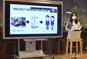 アフリカ布を使った通学リュックの完成イメージを紹介する中山弥咲さん＝神戸市中央区磯上通４