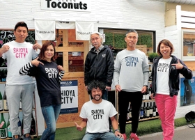 塩屋のロゴが入ったＴシャツを着る、大久保かれんさん（右端）と地元住民ら＝神戸市垂水区塩屋町３