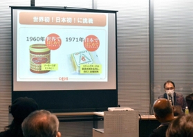 チーズについて説明する六甲バターの黒田浄治さん＝神戸市中央区雲井通７、ミント神戸