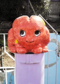 神戸市立須磨海浜水族園前にある謎の生物のオブジェ＝神戸市須磨区若宮町１