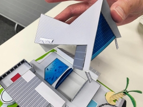 屋根を開けると水槽が見える（神戸市提供）