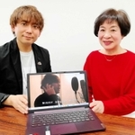 交通事故で息子を失った母の悲しみを描いた歌をつくり、ユーチューブで公開したＴＯＵＭＡさん（左）と作詞した春名祐富子さん＝神戸新聞社