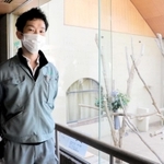 コアラの獣舎の前で思い出を振り返る谷口祥介さん＝神戸市灘区王子町３