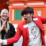神戸市内全９区に住む企画に挑戦中のクマガイタツロウさん（右）と、須磨寺周辺を案内した小池陽人さん＝神戸市須磨区須磨寺町４、須磨寺