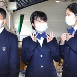 神戸タータンをあしらったリボン、ネクタイを着用した新入生たち＝本山中学校