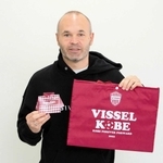 特製のレッスンバッグと折り紙を手にするヴィッセル神戸のアンドレス・イニエスタ主将（（ｃ）ＶＩＳＳＥＬ　ＫＯＢＥ）
