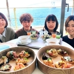 デザインが完成した朝食用プレート（手前）と製作した神戸芸術工科大の学生ら＝神戸市垂水区海岸通、ホテルセトレ神戸・舞子