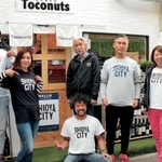 塩屋のロゴが入ったＴシャツを着る、大久保かれんさん（右端）と地元住民ら＝神戸市垂水区塩屋町３
