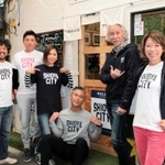 塩屋のロゴが入ったＴシャツを着る、大久保かれんさん（右端）と地元住民ら＝神戸市垂水区塩屋町３