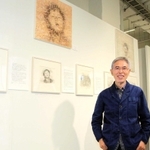 柔らかな筆致で仕上げた作品を披露した長沢秀之さん＝デザイン・クリエイティブセンター神戸