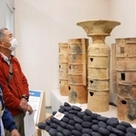 県内最大の前方後円墳「五色塚古墳」の出土品などが並ぶ会場＝市埋蔵文化財センター