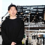 火災現場（奥）での救出の様子を振り返る花市拓海さん＝東灘区本山北町３
