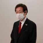 緊急事態宣言中の対応について説明する久元喜造神戸市長＝神戸市役所