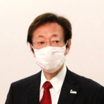 緊急事態宣言中の方針について説明する久元喜造神戸市長＝神戸市役所