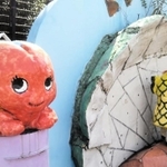 神戸市立須磨海浜水族園前にある謎の生物のオブジェ＝神戸市須磨区若宮町１