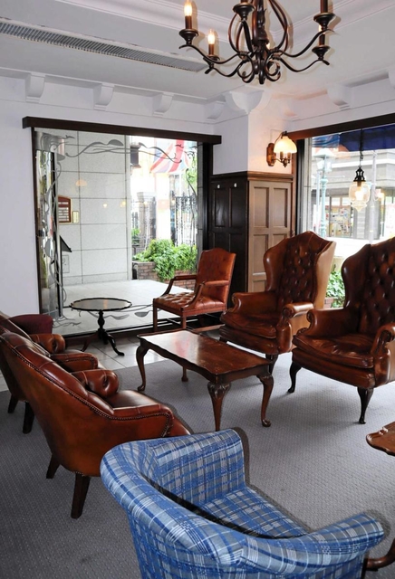 アンティーク家具や調度品が並ぶロビー＝神戸市中央区中山手通３、神戸トアロード　ホテル山楽