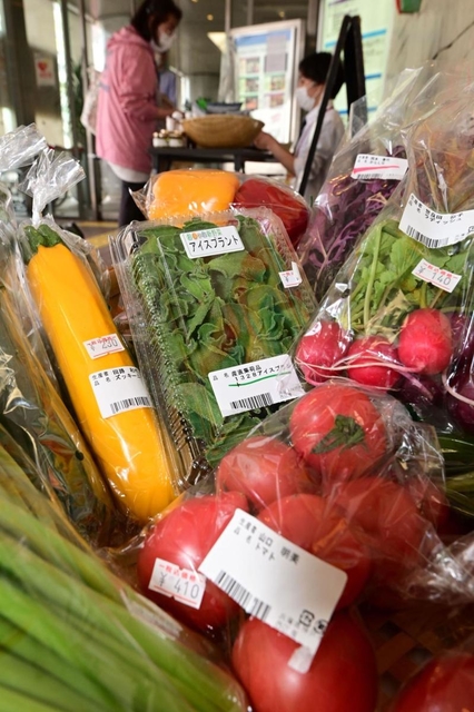 定番品も、減農薬など生で味わえるようこだわって栽培した野菜が並ぶ＝神戸市中央区