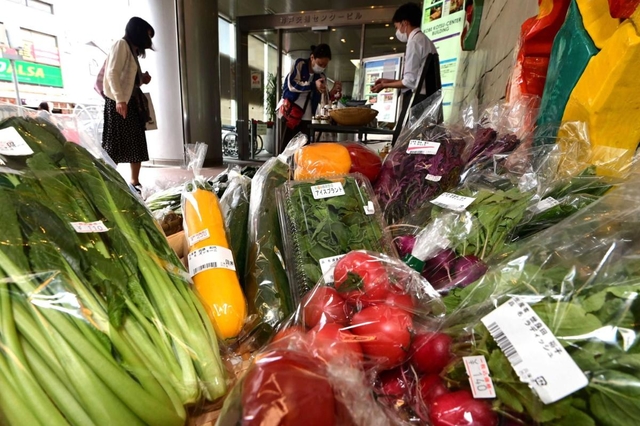 定番品も、減農薬など生で味わえるようこだわって栽培した野菜が並ぶ＝神戸市中央区