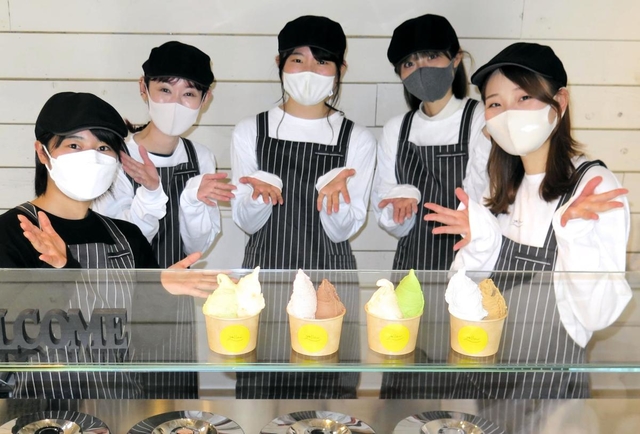 ４月下旬にオープンした「ｙｅｌｌｏｗ」。こだわりの素材で作られた濃厚なジェラートを味わえる＝神戸市中央区栄町通２