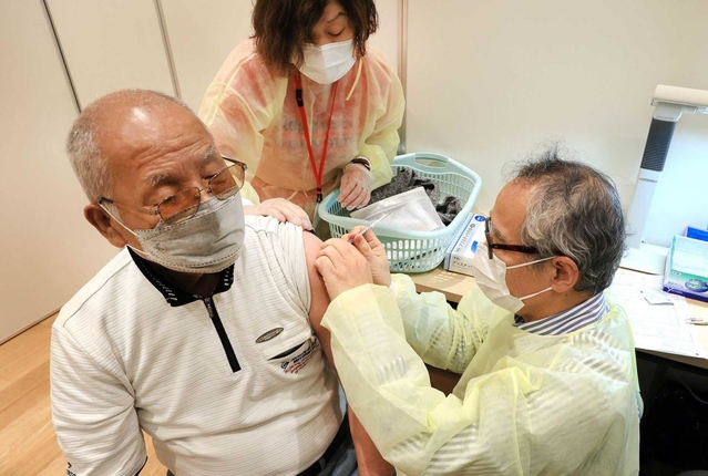 新型コロナワクチンの接種を受ける高齢者＝神戸市兵庫区荒田町１、同区役所（撮影・小林良多）
