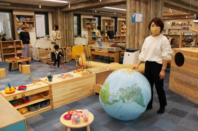 「どんな環境でも生き抜く力を身に付けられる場所をつくりたい」と語る代表の佳山奈央さん＝神戸市中央区八幡通４