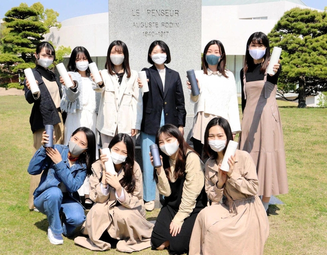 ウェブサイトや動画を通じてマイボトルの利用を呼び掛ける学生たち＝神戸市東灘区森北町６、甲南女子大学