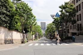 ビートルズのレコードジャケットで有名な「アビー・ロード」の神戸版＝神戸市中央区北野町、北野坂