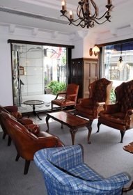 アンティーク家具や調度品が並ぶロビー＝神戸市中央区中山手通３、神戸トアロード　ホテル山楽