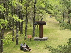 新緑の中で存在感を放つトーテムポール。米国・シアトル市から贈られたものだ＝神戸市北区山田町