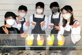 ４月下旬にオープンした「ｙｅｌｌｏｗ」。こだわりの素材で作られた濃厚なジェラートを味わえる＝神戸市中央区栄町通２