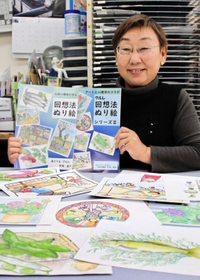 冊子を手に「高齢者の介護施設などで活用してほしい」と話す赤堀富子さん＝神戸市垂水区西舞子３